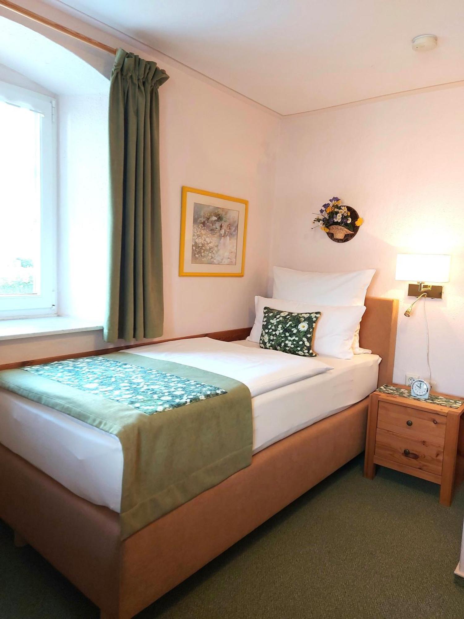 Logis L Auberge Gutshof Бишофсверда Екстериор снимка