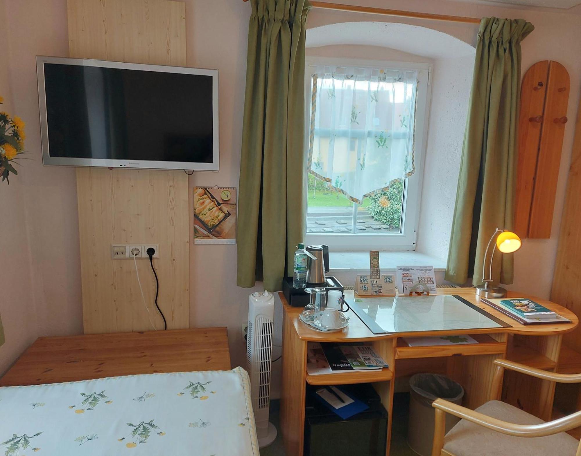 Logis L Auberge Gutshof Бишофсверда Екстериор снимка