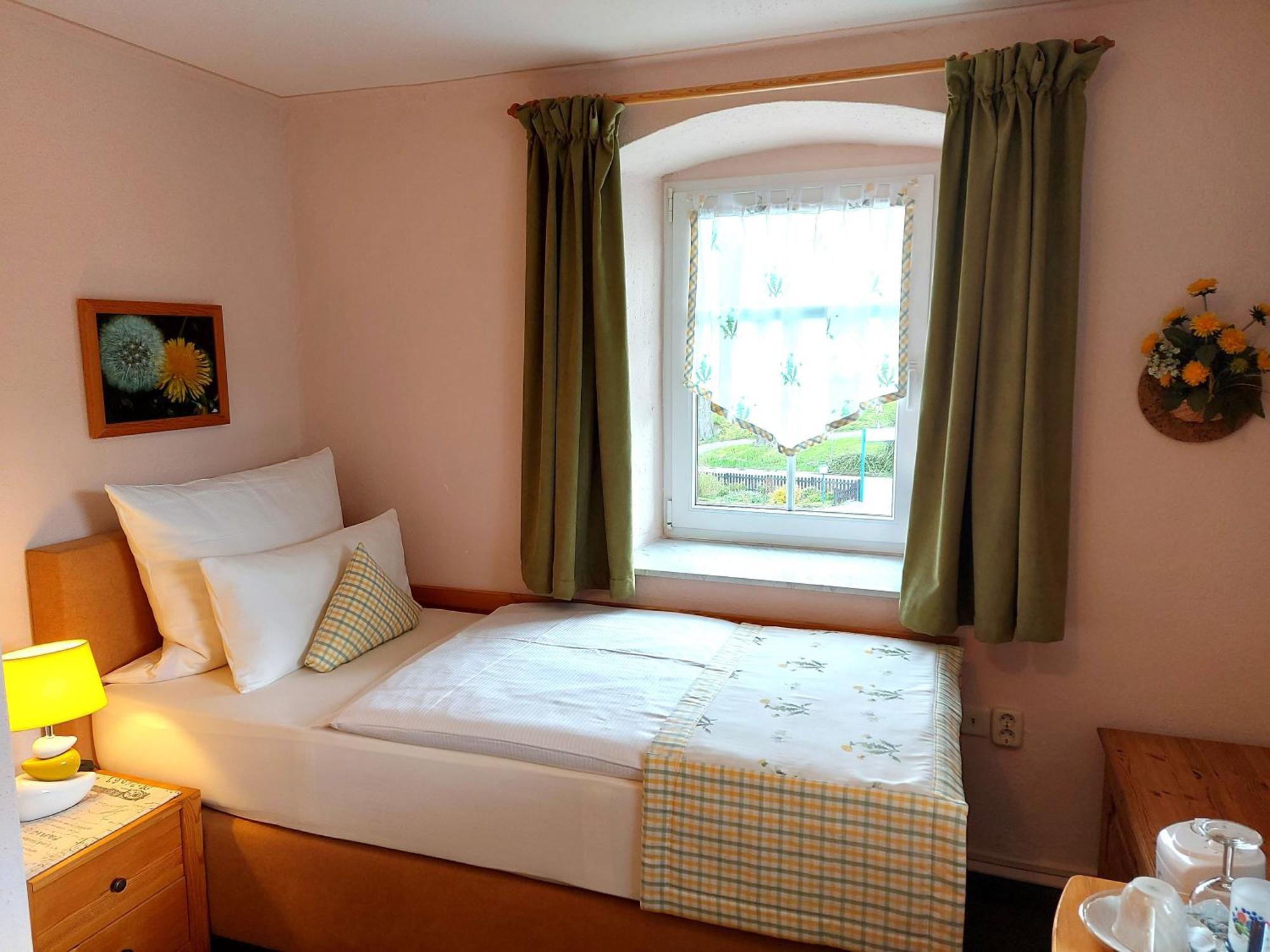Logis L Auberge Gutshof Бишофсверда Екстериор снимка