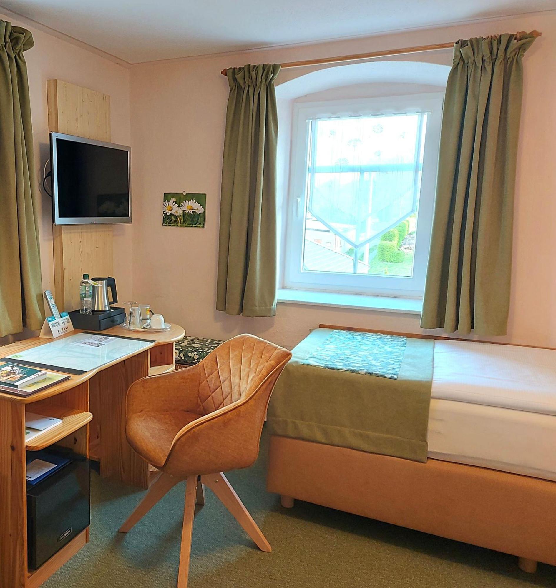 Logis L Auberge Gutshof Бишофсверда Екстериор снимка
